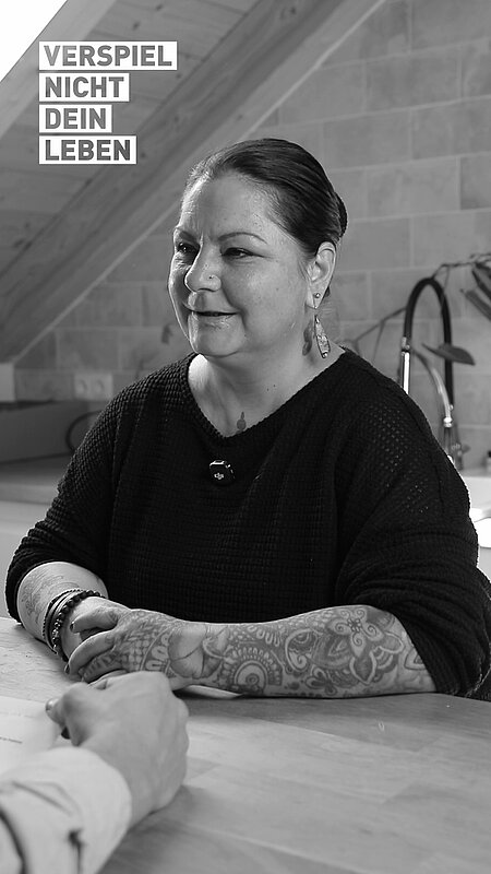 Heute spricht Roxy im Interview mit Tobbz darüber, wie ihre Spielsucht überhaupt begann. Sie erzählt offen von ihren damaligen Lebensumständen, den Problemen, die sie immer tiefer ins Zocken trieben, und davon, wie sehr die Sucht das Verhältnis zu ihrer Familie belastete. Zusätzlich musste sie eine schwere Trennung verkraften, die sie lange nicht losließ.

Ein einfühlsames, zugleich schonungslos ehrliches Video.

Infos für Betroffene: 
• Verspiel nicht dein Leben: https://www.verspiel-nicht-dein-leben.de
• Instagram: https://www.instagram.com/zockerheld

Hilfe bei Spielsucht? 

Dann komm zu PlayChange - Online-Beratung 
https://playchange.de

Kostenlos! Kompetent! Anonym!

Infos für Angehörige: 
• Verspiel nicht mein Leben: https://www.verspiel-nicht-mein-leben.de/startseite 

Infos für Fachleute: 
• LSG Bayern: https://www.lsgbayern.de

 Unterstütze uns mit einem Like, Kommentar und Abo – und folge uns für mehr Inhalte rund um Hilfe bei Glücksspielsucht.