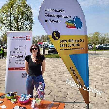 Glücksspielprävention beim Spieltag des FC Ingolstadt 04

Der "SchanzenGeber"-Spieltag des FC Ingolstadt 04 steht traditionell im Zeichen von sozialem Engagement, gesellschaftlicher Verantwortung und Prävention. Auch beim Heimspiel gegen den VfL Osnabrück am 18. April 2026 wurde dieses Selbstverständnis sichtbar - unter anderem, indem das Thema Glücksspiel und Glücksspielsucht eingebunden wurde. Konkret bot Marie Lehner von der Fachstelle Glücksspielsucht der Caritas-Suchtambulanz Ingolstadt Beratung und Aufklärung direkt am Stadiongelände an. 

Besucherinnen und Besucher konnten sich dort über Risiken von Glücksspiel, Warnsignale problematisches Verhalten sowie konkrete Hilfsangebote informieren. Dieses Angebot richtete sich bewusst niedrigschwellig an alle Fans - unabhängig davon, ob bereits ein Problembewusstsein besteht oder nicht.

Die Einbindung von Glücksspielprävention in einen Fußballspieltag ist vor dem Hintergrund wachsender gesellschaftlicher Relevanz des Themas zu sehen. "Insbesondere Online-Glücksspiel hat in den vergangenen Jahren an Bedeutung gewonnen, während gleichzeitig Beratungsstellen einen steigenden Bedarf an Unterstützung melden", informiert Marie Lehner. Sie freut sich, dass das Thema Glücksspielsucht beim "SchanzenGeber"-Spieltag "als bewusst integriertes Präventionsthema behandelt wird" und ergänzt: "Durch Informationsstände und persönliche Beratung wird ein wichtiger Beitrag zur Sensibilisierung geleistet."