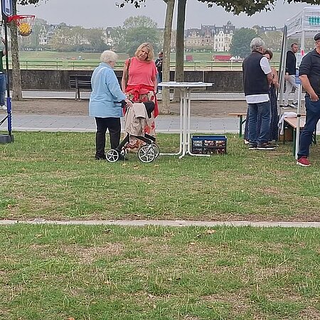 Im September war der Betroffenenbeirat Bayern Stimme der SpielerInnen beim Recovery Walk in Düsseldorf dabei. Der Recovery soll zeigen, dass Genesung von Suchterkrankungen möglich ist und Betroffene, die ihre Abhängigkeit überwunden haben, vollwertige Mitglieder der Gesellschaft sind. Abhängigkeitserkrankungen sollen aus der Tabuzone herausgeholt und entstigmatisiert sowie die Vernetzung von Betroffenen, Angehörigen, Fachleuten und Unterstützern gefördert werden. 

Der Recovery Walk wurde in Düsseldorf am 12.September 2026 durchgeführt. Morgens wurden vor Eröffnung die Infostände der teilnehmenden Organisationen auf der Wiese an der Reuterkaserne aufgebaut. Zum Beispiel waren vertreten: Der Bundesverband Glücksspielfrei e.V. mit seiner Ländervertretung von Niedersachsen und Bremen und der Betroffenenbeirat Bayern Stimme der SpielerInnen, der die südlichen Bundesländer für Glücksspielfrei e.V. vertritt Ebenso dabei waren das Blaue Kreuz, der Kreuzbund und viele andere Organisationen, die Hilfe für betroffene Suchtkranke und deren Angehörige anbieten. Glücksspielfrei e.V wurde durch Silvia, Sebastian, André und Willi vertreten. Nico, der Medien-Fachmann von Glücksspielfrei e.V. war auch zugegen. Willi vertrat außerdem den Betroffenenbeirat Bayern Stimme der SpielerInnen.

Um 11:00 Uhr ging’s los. Die Gäste konnten sich an zahlreichen Infoständen informieren und untereinander viele interessante Gespräche führen. Um 12:30 begann eine Gedenkfeier für Betroffene, die durch die Auswirkungen ihrer Sucht verstorben sind. Auch schilderten Betroffene, wie sie ihre Sucht in den Griff bekommen haben. Die Feier wurde von einem ortsansässigen Chor mit schönen Liedern untermalt. Um 14:30 Uhr begann der Recovery Walk. Die Teilnehmenden gingen mit Transparenten vier Kilometer durch Düsseldorfs Innenstadt und haben als Abhängige, die ihre Sucht in den Griff bekommen haben oder auf einem guten Weg dahin sind, Flagge gezeigt. Der Walk wurde durch die Düsseldorfer Polizei geschützt. Es ist zu hoffen, dass die Recovery-Gemeinschaft ein wenig dazu beitragen konnte, Ressentiments und Stigmatisierung abzubauen.

Im Jahr 2027 findet der nächste Recovery Walk wieder in Leipzig statt.