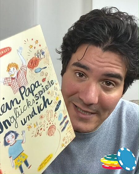 Liebe Fachkräfte,

wir möchten Ihnen unser neues Kinderbuch "Mein Papa, die Unglücksspiele und ich" vorstellen, in dem es um Glücksspiele und Spielsucht geht. Bitte nutzen Sie unser Buch, um mit den Kindern, mit denen Sie im Rahmen Ihrer Tätigkeit zu tun haben, ins Gespräch zu diesem Thema zu kommen. Sie finden wichtige Informationen und Tipps in dem Buch. Sie können das Buch kostenlos herunterladen oder, wenn Sie in Bayern arbeiten, sogar als gedruckte Version kostenlos über unseren Webstore bestellen (Link im Video. 

Den Link gibt es im Video. 

Viel Spaß beim Video und beim Lesen Ihr LSG-Team 

Hilfe bei Spielsucht
• https://playchange.de
• https://www.lsgbayern.de 
• https://www.verspiel-nicht-dein-leben.de 
• https://www.verspiel-nicht-mein-leben.de

KINDER SUCHTKRANKER ELTERN WERDEN SICHTBAR
COA-Aktionswoche vom 22.02.-28.02.2026

Starke Unterstützung für Kinder aus suchtbelasteten Familien: Die Influencerin Betty Taube, bekannt aus „Germany’s Next Top-Modell“ und der Bundesdrogenbeauftragte Prof. Hendrik Streeck übernehmen in diesem Jahr die Schirmherrschaft der bundesweiten COA-Aktionswoche 2026. Unter dem Motto „Wir werden sichtbar“ finden vom 22. bis 28. Februar 2026 deutschlandweit rund 100 Veranstaltungen und Aktionen statt. Ziel der Aktionswoche ist es, auf die besonderen Herausforderungen und Risiken aufmerksam zu machen, die Kinder beim Aufwachsen mit suchtkranken Eltern erleben – und gleichzeitig Wege zu Hilfe und Unterstützung aufzuzeigen.

Die Landesstelle Glücksspielsucht in Bayern (LSG) unterstützt die COA-Aktionswoche und engagiert sich für Kinder aus glücksspielsuchtbelasteten Familien.

Ein Highlight im umfangreichen Angebot der LSG ist das liebevoll gestaltete Kinderbuch „Mein Papa, die Unglücksspiele und ich“, das die LSG gemeinsam mit der pad gGmbH in Berlin entwickelt hat. Geschrieben von der preisgekrönten Autorin Gundi Herget und wundervoll illustriert von Nele Palmtag, erzählt das Buch die Geschichte von Alina und ihrer Familie – kindgerecht und einfühlsam.

Im Sachteil erfahren Kinder spannende Fakten über Glücksspielsucht, und ein Brief an die Eltern gibt wertvolle Tipps für Gespräche in der Familie.

Das Angebot der LSG:
• Kostenloser Versand des gedruckten Buches innerhalb Bayerns
• Für alle: Download, Hörbuch und Video gratis verfügbar unter www.lsgbayern.de/kinderbuch
• Zusatzmaterialien wie Unterrichtsmaterial, Flyer, Lesezeichen und eine Arbeitshilfe für Fachkräfte können Sie hier bestellen

Allgemeiner Hintergrund-Informationen über Kindern aus glücksspielbelasteten Familien:

Schätzungen gehen aktuell und deutschlandweit von mehreren hunderttausend Kindern aus, die in einer Familie mit Glücksspielproblemen leben. Dies ist eine enorme Belastung für die Kinder. Viele Erwachsene glauben, dass Kinder nichts von den Problemen mitbekommen. Doch Kinder spüren sehr schnell Veränderungen in der Familie und dass etwas nicht stimmt. Sie leiden unter Auswirkungen wie Geldsorgen, Stimmungsschwankungen und Beziehungsproblemen. Manchmal denken Kinder sogar, sie hätten selbst etwas falsch gemacht. Der LSG ist es wichtig, dass diese Kinder sinnvolle Unterstützung bekommen, über Probleme sprechen können, gestärkt und bei dem gefördert werden, was ihnen guttut.

Suchtbelastete Familien erhalten Hilfe an den Beratungsstellen des Kompetenznetzwerks Glücksspielsucht der LSG und der Online-Beratung PlayChange. Die Seite Gamblerkid bietet Jugendlichen Informationen und einen Live-Chat.