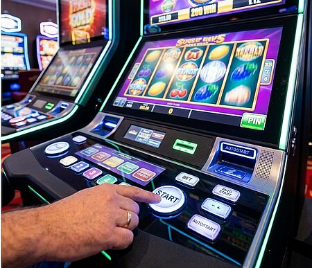 Männer zeigen insgesamt ein deutlich höheres Risiko für problematisches Glücksspielverhalten als Frauen. Laut einer repräsentativen Untersuchung entwickeln sie etwa dreimal so häufig eine Spielsucht. Besonders gefährdet ist die Altersgruppe der 18- bis 25‑Jährigen – bei beiden Geschlechtern.

Lesen Sie hier den kompletten Artikel:
https://www.zeit.de/gesellschaft/2026-03/gluecksspiel-studie-maenner-drogen-lotto-umfrage-gxe

Bild: KI-generiert