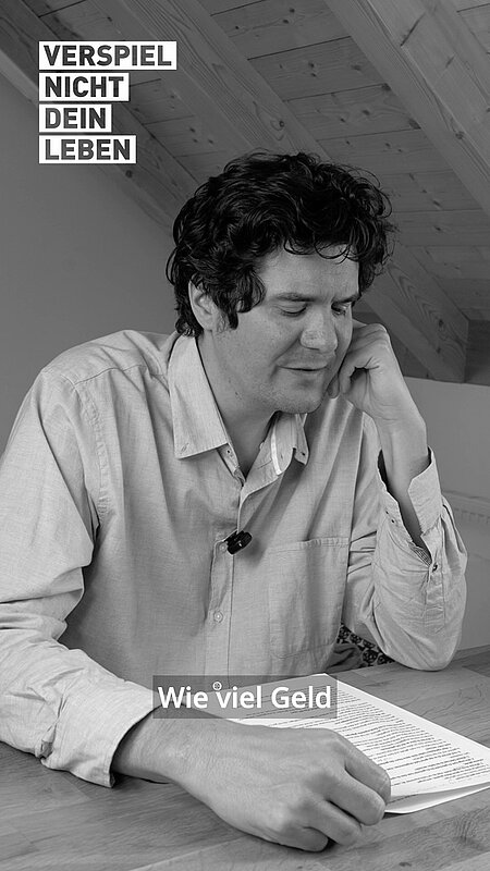 Roxy über ihre Eltern und ihre Sucht

Tobbz spricht heute gemeinsam mit Roxy über das Thema Glücksspielsucht.

Roxy ist schonungslos ehrlich. Sie erzählt offen darüber, wie alles begonnen hat, welche Probleme entstanden sind, welche Menschen sie auf diesem Weg verloren hat – und wie sie es schließlich geschafft hat, einen Schlussstrich zu ziehen.

Dieses Gespräch zeigt, wie zerstörerisch Glücksspiel sein kann, aber auch, wie viel Mut es braucht, sich der Wahrheit zu stellen und Hilfe anzunehmen.

Wenn du selbst betroffen bist oder jemanden kennst, der kämpft: Du bist nicht allein. Es gibt Wege raus aus der Sucht.

Hilfe bei Spielsucht? 

Dann komm zu PlayChange - Online-Beratung 
https://playchange.de

Kostenlos! Kompetent! Anonym!

Infos für Betroffene: 
• Verspiel nicht dein Leben: https://www.verspiel-nicht-dein-leben.de
• Instagram: https://www.instagram.com/zockerheld

Infos für Angehörige: 
• Verspiel nicht mein Leben: https://www.verspiel-nicht-mein-leben.de/startseite 

Infos für Fachleute: 
• LSG Bayern: https://www.lsgbayern.de

 Unterstütze uns mit einem Like, Kommentar und Abo – und folge uns für mehr Inhalte rund um Hilfe bei Glücksspielsucht.