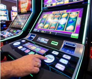 Man sieht eine Männerhand, die an einem Geldspielgerät spielt