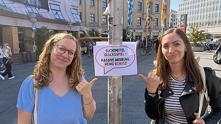 Werbung für Glücksspiel ist allgegenwärtig und vermittelt häufig das Bild vom schnellen Glück.
 
Umso wichtiger ist es, über Risiken aufzuklären und Menschen wirksam zu schützen. Dazu dient der heutige bundesweite Aktionstag gegen Glücksspielsucht.

+++ Suchtmittel Glücksspiel - Massive Werbung. Wenig Schutz! +++

Hast du Fragen zum Thema Glücksspiel und Glücksspielsucht? Oder hast du vielleicht sogar Probleme mit Glücksspielen?
 
Dann kommt zu PlayChange – kompetent, kostenlos und anonym: www.playchange.de

@PlayChangeOnline
LSG Bayern
Landesfachstelle Glücksspielsucht NRW

#AktionstagGegenGlücksspielsucht #Glücksspielsucht #MehrSchutzStattWerbung #buwei