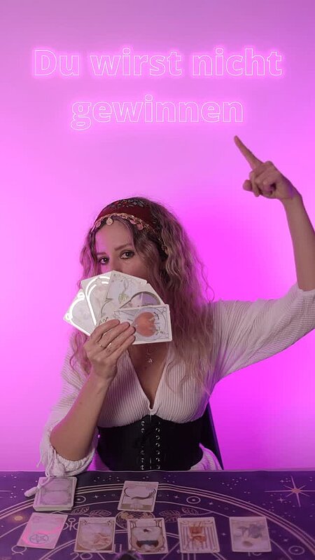 Madame Mystic hat es gesehen: Beim Glücksspiel gewinnt nur einer!

Unsere Madame Mystic blickt heute für uns in die Zukunft – und sie ist erstaunlich klar: Beim Glücksspiel gibt es keinen geheimen Trick, kein magisches System und kein „Heute bin ich dran“. Die Karten lügen nicht. Auf lange Sicht gewinnt immer das System –
 nicht du. Unser Video zeigt, was Statistiken seit Jahren beweisen: Wer spielt, zahlt. Wer aufhört, gewinnt!
*****************************
Hilfe bei Spielsucht?
 
Dann komm zu:
https://playchange.de
 
Kostenlos! Kompetent! Anonym!
 
#tipico #getting #gambling #betano #beratung