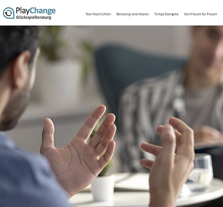 PlayChange im komplett neuen Look

Wir haben unsere Website für die Online-Beratung komplett überarbeitet.

Jetzt ansehen: https://playchange.de

Die digitale Beratung der Fachstellen der Landesstelle Glücksspielsucht in Bayern (LSG) präsentiert sich nun klarer und übersichtlicher. Menschen mit Glücksspielproblemen erhalten hier unkompliziert, anonym und datenschutzkonform Unterstützung – sowohl zur ersten Orientierung als auch für eine längerfristige Begleitung.

Seit November 2025 erfolgt die Beratung über die bundesweite Plattform DigiSucht. Dort ist PlayChange als eigene digitale Beratungsstelle vertreten. Die Website informiert über alle Angebote sowie über Zugangs- und Kontaktmöglichkeiten. Dank der Neugestaltung sind die Abläufe jetzt leicht verständlich dargestellt.

Ratsuchende können Nachrichten schreiben und flexibel mit ihrer Beratungsperson in Kontakt bleiben oder Termine vereinbaren. Für Gespräche stehen verschiedene Formate zur Wahl: Web-Telefonie, Video oder Text-Chat. Individuelle Wünsche – etwa eine Beratung von Frau zu Frau oder auf Türkisch – werden berücksichtigt. Außerdem bietet die Seite Informationen zu weiteren Angeboten der LSG und beantwortet häufige Fragen.

Bei Glücksspielproblemen gilt: Zögern Sie nicht – schreiben Sie uns: https://playchange.de