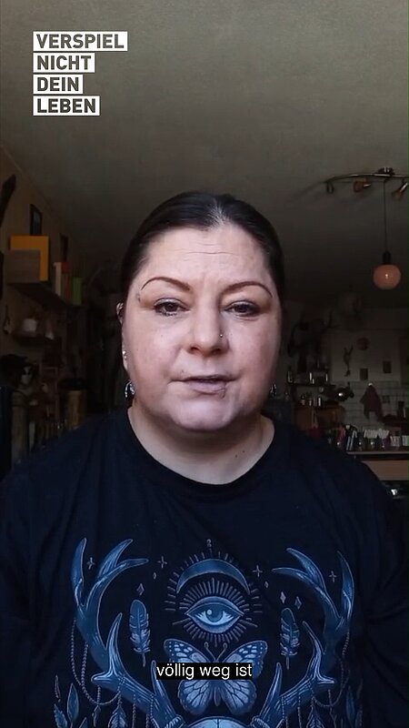 Roxy zeigt heute in Teil 10 unserer Video‑Serie, dass ein Leben nach der Glücksspielsucht möglich ist.

Mit Selbsthilfe, neuen Freundschaften, sinnvollen Aufgaben und der Unterstützung der Landesstelle Glücksspielsucht in Bayern hat sie ihren Weg zurück in ein selbstbestimmtes, glückliches Leben gefunden.

Sie spricht offen darüber, dass Abstinenz schwierig sein kann – und warum es sich trotzdem lohnt, dranzubleiben.

Hilfe bei Spielsucht? 

Dann komm zu PlayChange - Online-Beratung 
https://playchange.de

Kostenlos! Kompetent! Anonym!

Infos für Betroffene: 
• Verspiel nicht dein Leben: https://www.verspiel-nicht-dein-leben.de
• Instagram: https://www.instagram.com/zockerheld

Infos für Angehörige: 
• Verspiel nicht mein Leben: https://www.verspiel-nicht-mein-leben.de/startseite 

Infos für Fachleute: 
• LSG Bayern: https://www.lsgbayern.de

 Unterstütze uns mit einem Like, Kommentar und Abo – und folge uns für mehr Inhalte rund um Hilfe bei Glücksspielsucht.