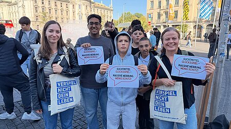 Werbung für Glücksspiel ist allgegenwärtig und vermittelt häufig das Bild vom schnellen Glück.
 
Umso wichtiger ist es, über Risiken aufzuklären und Menschen wirksam zu schützen. Dazu dient der heutige bundesweite Aktionstag gegen Glücksspielsucht.

+++ Suchtmittel Glücksspiel - Massive Werbung. Wenig Schutz! +++

Hast du Fragen zum Thema Glücksspiel und Glücksspielsucht? Oder hast du vielleicht sogar Probleme mit Glücksspielen?
 
Dann kommt zu PlayChange – kompetent, kostenlos und anonym: www.playchange.de

@PlayChangeOnline
LSG Bayern
Landesfachstelle Glücksspielsucht NRW

#AktionstagGegenGlücksspielsucht #Glücksspielsucht #MehrSchutzStattWerbung #buwei